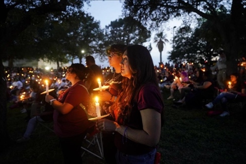 2023年5月24日，在美國得克薩斯州小城尤瓦爾迪，人們參加守夜儀式悼念校園槍擊遇害者。新華社記者吳曉凌攝