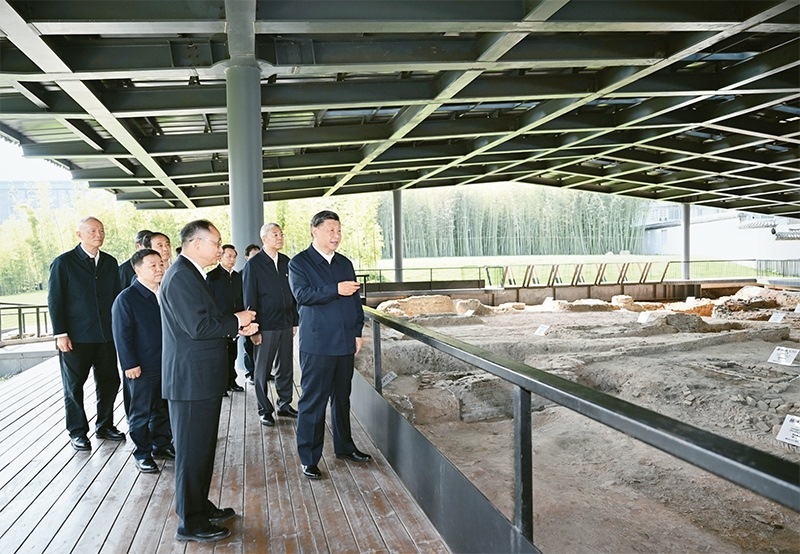 2023年10月10日至13日，中共中央總書記、國家主席、中央軍委主席習(xí)近平在江西考察。這是11日上午，習(xí)近平在景德鎮(zhèn)市陶陽里歷史文化街區(qū)南麓遺址考察。 新華社記者 謝環(huán)馳/攝