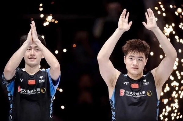 4月14日，梁偉鏗（右）/王昶在頒獎(jiǎng)儀式上。 新華社記者 江漢攝