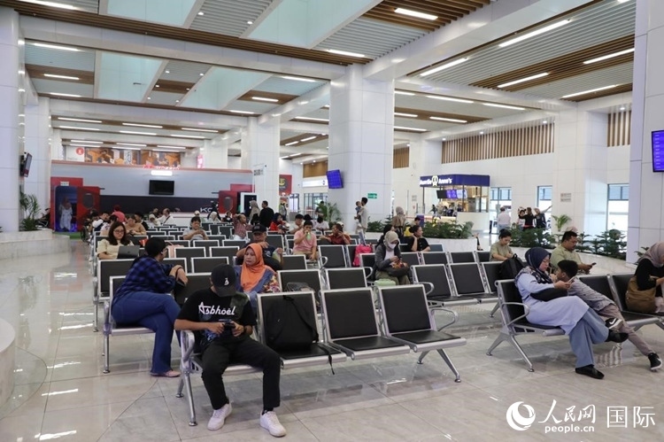 乘客在雅萬高鐵雅加達哈利姆站候車。人民網(wǎng)記者 曹師韻攝