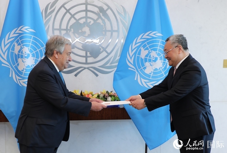4月16日，中國新任常駐聯(lián)合國代表、特命全權(quán)大使傅聰在紐約聯(lián)合國總部向聯(lián)合國秘書長古特雷斯遞交了全權(quán)證書。 人民網(wǎng)記者 李志偉攝
