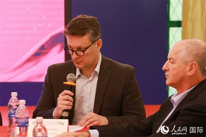 中巴友好協(xié)會主席恩里克·諾布雷加（左）在座談會上致辭。人民網(wǎng)記者 陳海琪攝