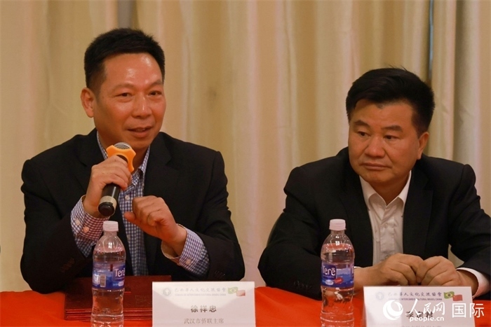 武漢市僑聯(lián)主席徐祥忠（左）在座談會上致辭。人民網(wǎng)記者 陳海琪攝