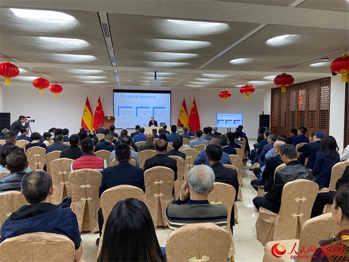 季奕鴻律師主講法律知識。人民網(wǎng)記者 范劍青攝