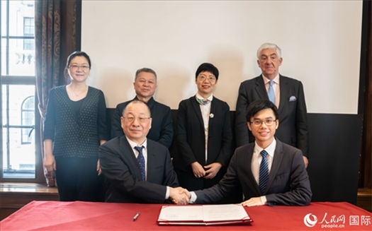 活動簽約現(xiàn)場。實習(xí)生 劉船攝