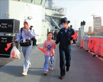海軍軍艦赴蘇丹緊急撤離我在蘇丹人員。圖為海軍官兵帶領(lǐng)同胞登艦（2023年4月26日攝）。丁家興攝