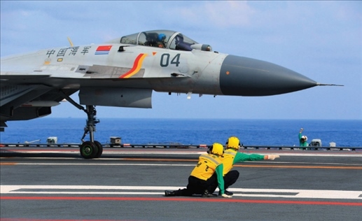 遼寧艦起飛助理作出放飛手勢，殲-15艦載戰(zhàn)斗機起飛（2020年4月攝）。張凱攝