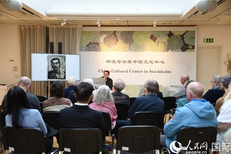 托斯頓·朱雷爾介紹其收藏的中國(guó)版畫(huà)作品。人民網(wǎng)記者殷淼攝