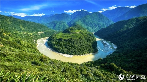 風(fēng)景秀麗、植被繁茂的西藏林芝市墨脫縣果果塘大拐彎。人民網(wǎng)記者 次仁羅布攝