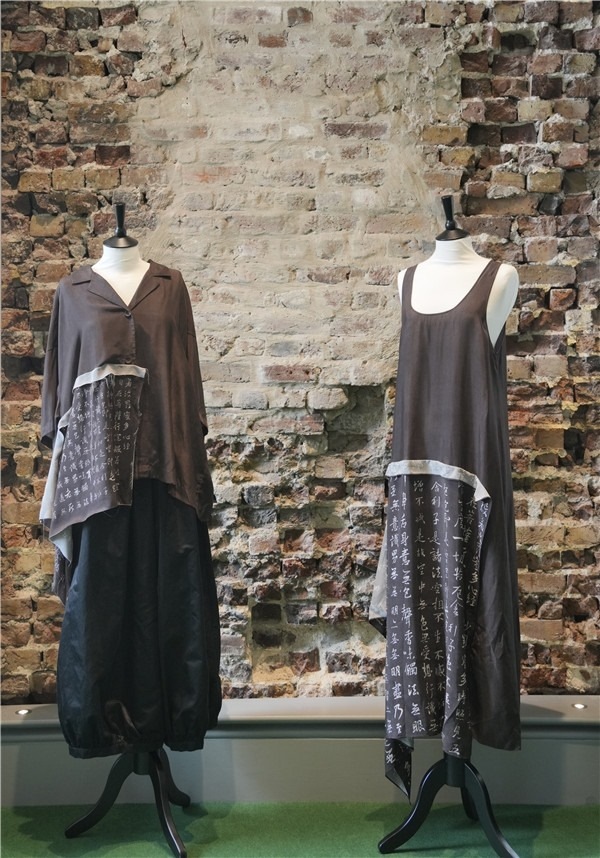 展覽展示的以中國文字為創(chuàng)作靈感的服裝《心經(jīng)》。主辦方供圖