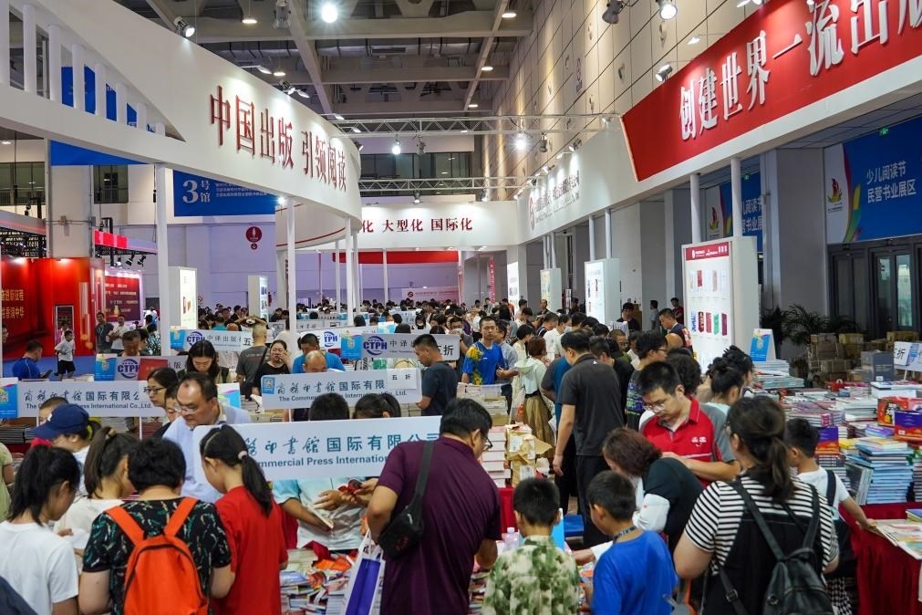2023年7月31日，在第31屆全國(guó)圖書(shū)交易博覽會(huì)上，讀者在閱覽選購(gòu)新書(shū)。新華社記者 朱崢 攝