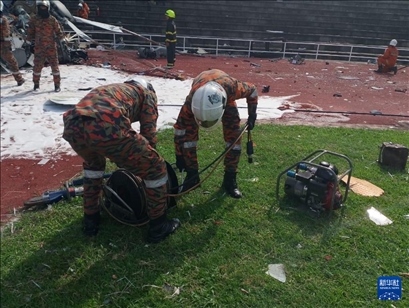 4月23日，救援人員在馬來西亞霹靂州的直升機墜毀現(xiàn)場救援。新華社發(fā)（馬來西亞消防拯救局供圖）