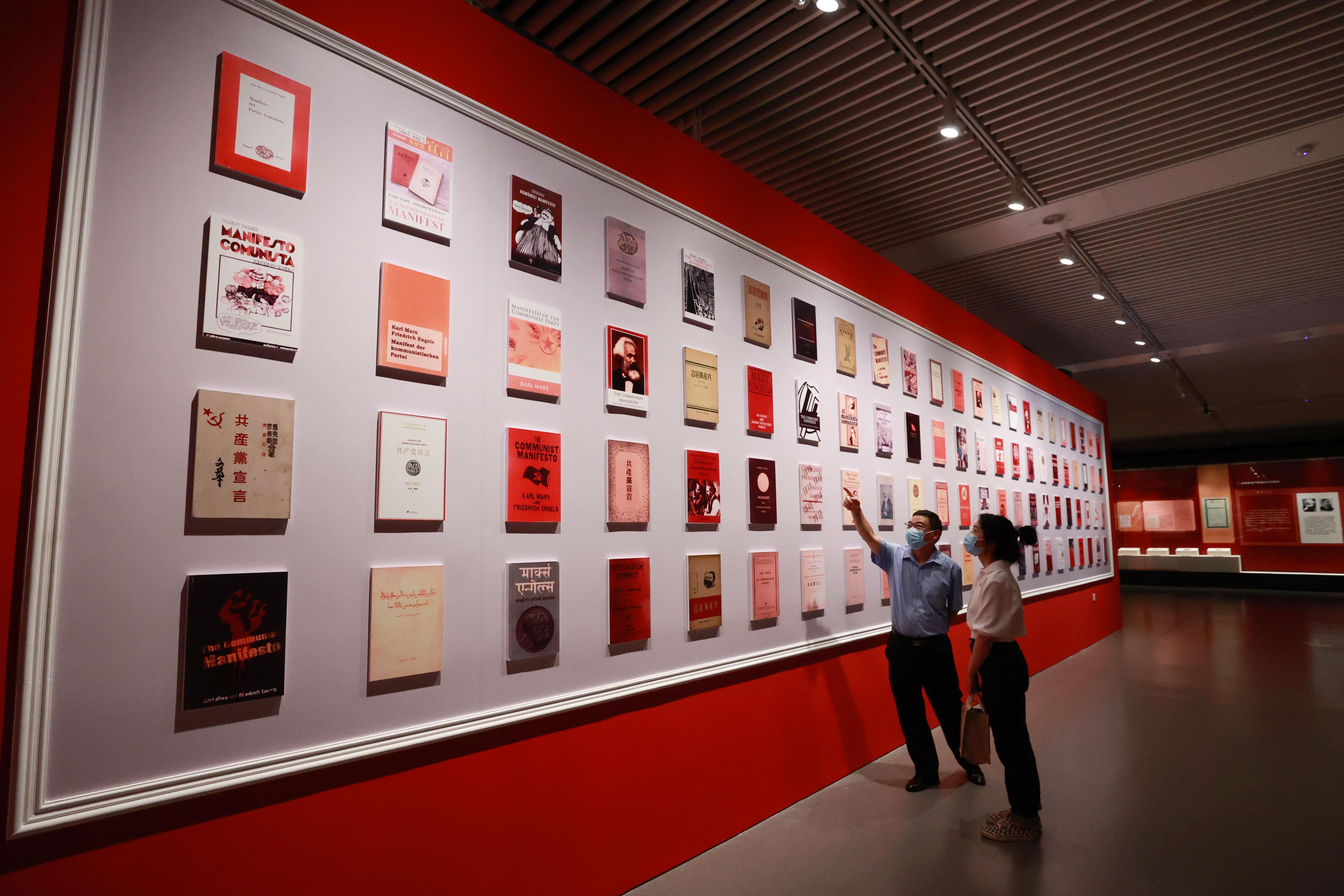 △2021年8月5日，觀眾在國家圖書館觀看不同版本的《共產黨宣言》。
