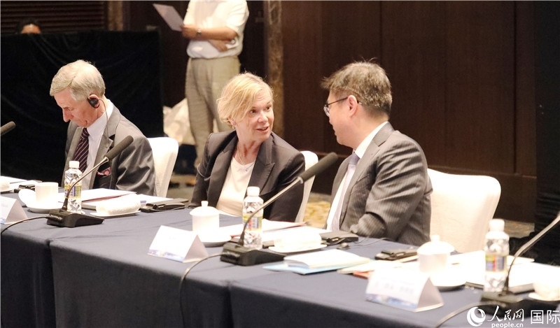 宣介會上，中外官員親切交談。人民網(wǎng)記者趙益普攝