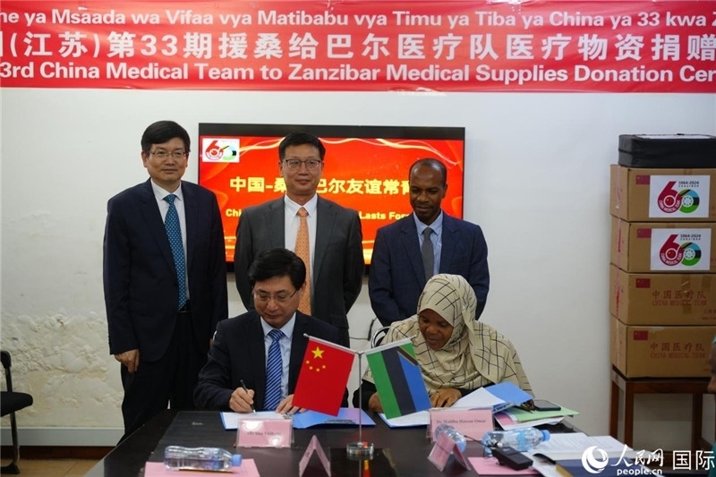 江蘇省蘇北人民醫(yī)院黨委書(shū)記束余聲與桑衛(wèi)生部首席秘書(shū)哈比巴簽署捐贈(zèng)書(shū)