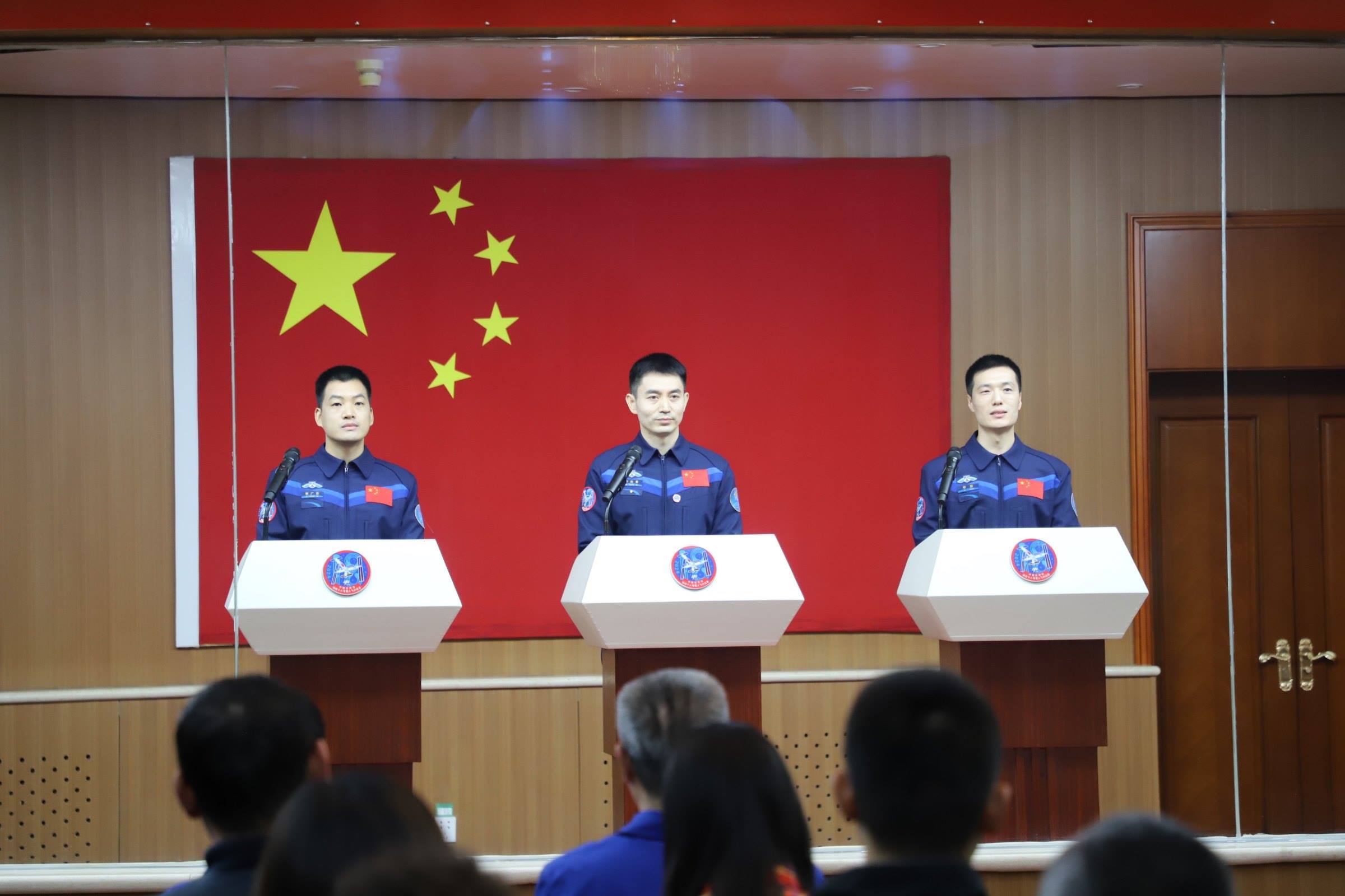 神舟十八號(hào)航天員與中外媒體記者集體見面。人民網(wǎng)記者 黃帆攝