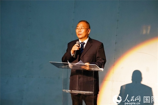 四川省文化和旅游廳副廳長王成平在活動(dòng)現(xiàn)場進(jìn)行旅游推介。人民網(wǎng)記者 陳海琪攝