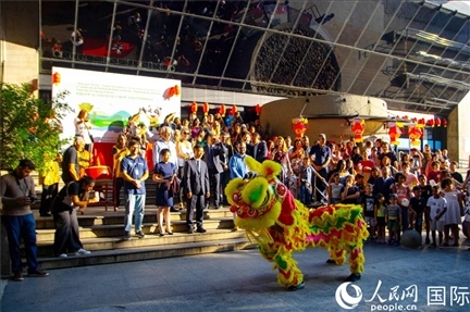巴西民眾在里約天文館前觀看舞獅表演。四川省文化和旅游廳供圖。