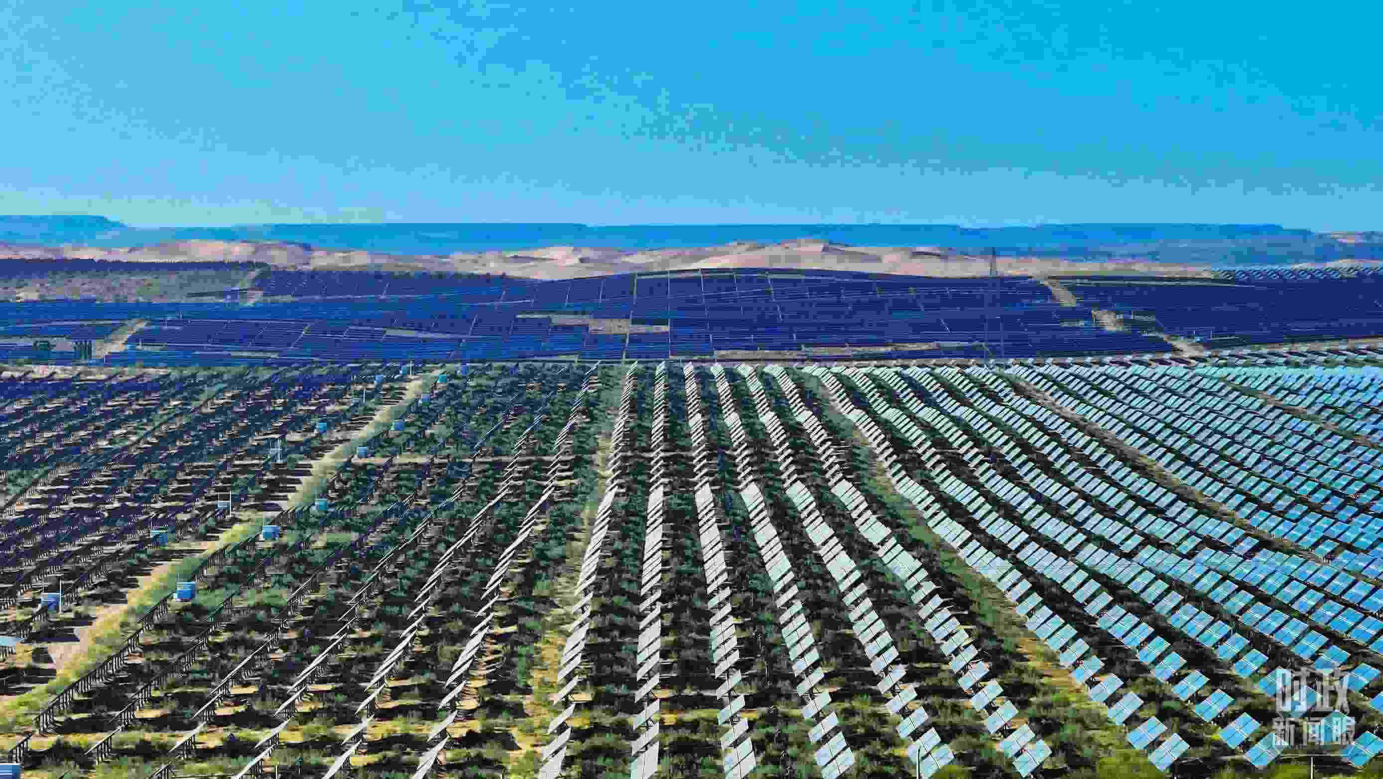 △內(nèi)蒙古鄂爾多斯，庫布其沙漠新能源基地。（圖/視覺中國(guó)）