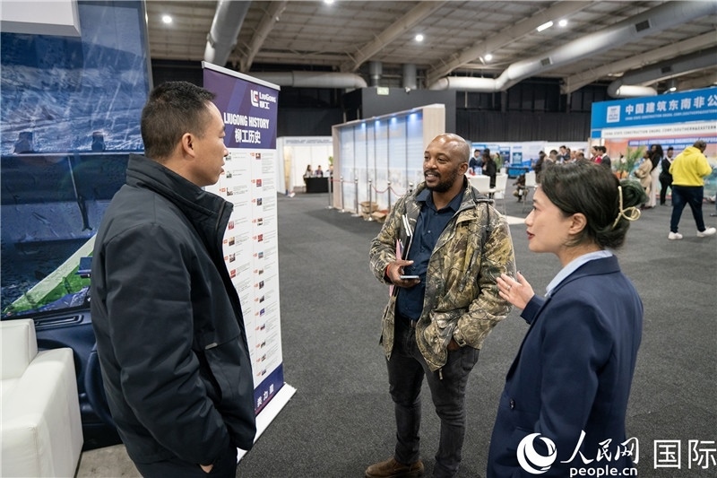 中企工作人員和當(dāng)?shù)厍舐氄呓徽?。希拉茲攝