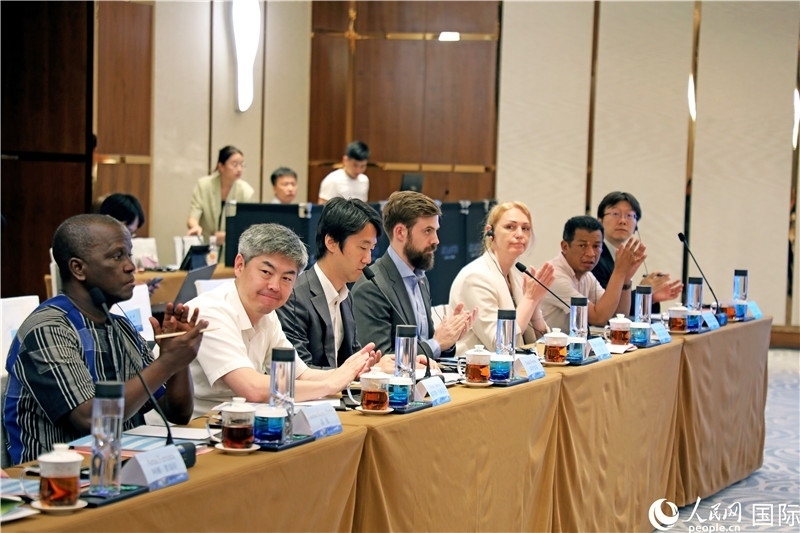 參加產(chǎn)業(yè)對(duì)接會(huì)的各國(guó)駐華使節(jié)。人民網(wǎng)記者趙益普攝