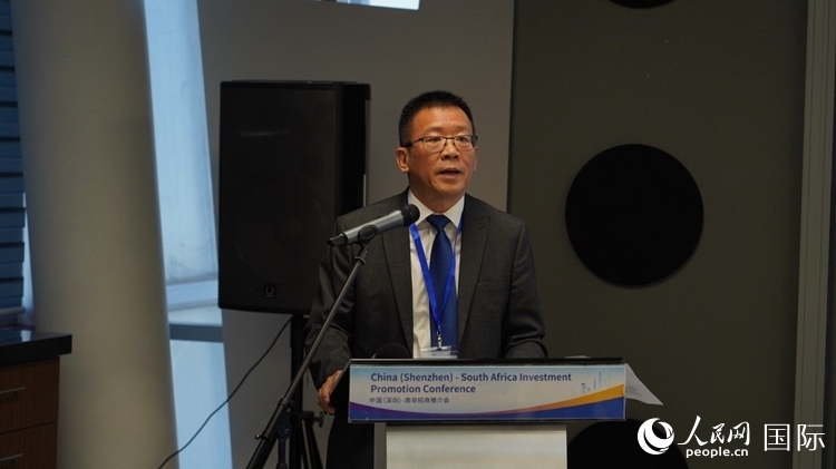 南非中國(guó)經(jīng)貿(mào)協(xié)會(huì)會(huì)長(zhǎng)、中國(guó)銀行約翰內(nèi)斯堡分行行長(zhǎng)張朝陽(yáng)致辭。人民網(wǎng) 劉暢攝