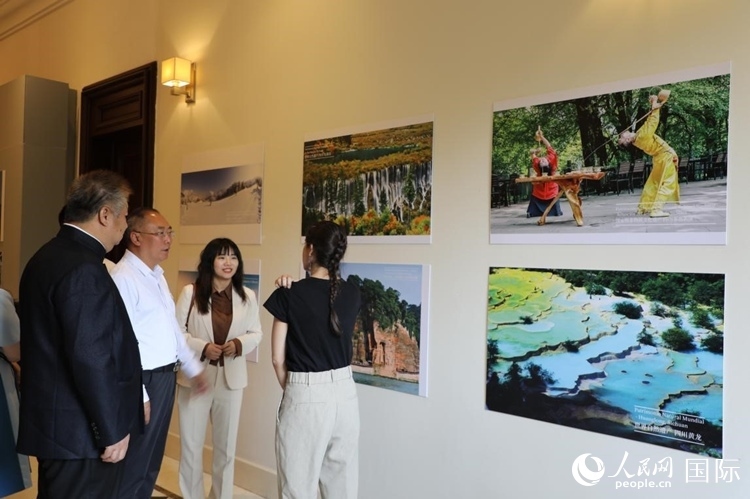 四川省文化和旅游廳副廳長王成平、墨西哥松林文化中心展覽部主任盧西亞·恩里克斯·岡薩雷斯·薩拉維亞、墨西哥中國文化中心主任石岳文參觀圖片展。拍攝者為墨西哥分社外籍雇員埃內(nèi)斯托·多明戈斯