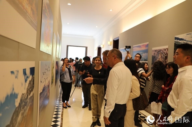 參觀者在圖片展活動現(xiàn)場。拍攝者為墨西哥分社外籍雇員埃內(nèi)斯托·多明戈斯