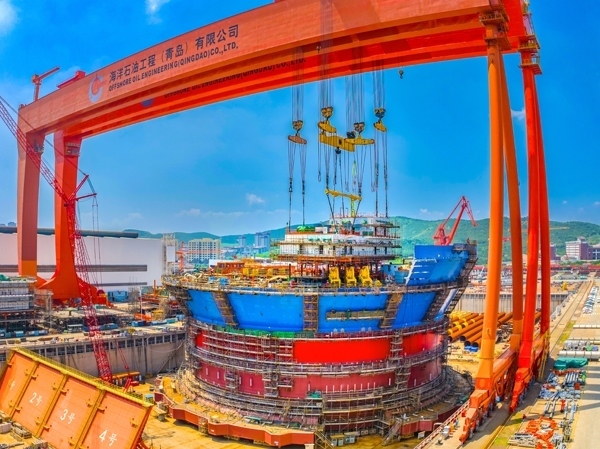 “?？惶枴蓖ㄟ^雙龍門吊進(jìn)行總裝。侯憲鵬攝