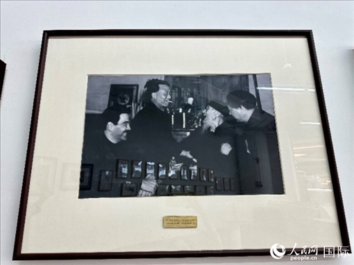 萬徒勒里（左一）與艾青、蕭三、齊白石的老照片。人民網(wǎng)記者 周雨攝
