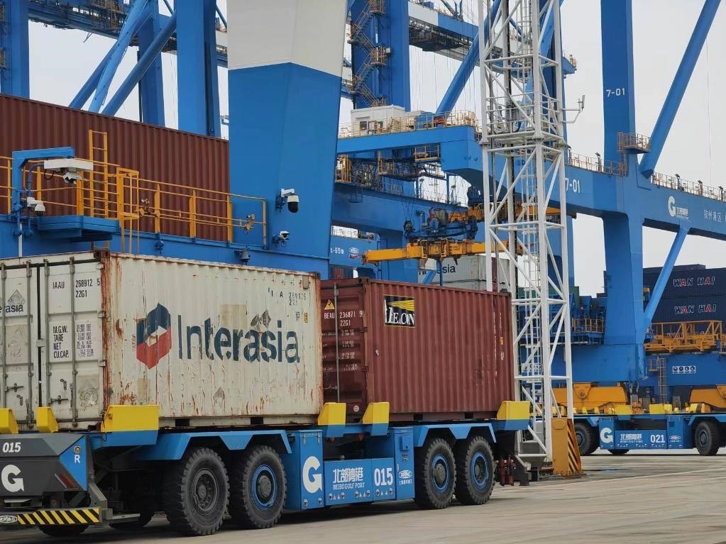 在欽州自動化集裝箱碼頭，智能導(dǎo)引運輸車在運送集裝箱。新華社記者趙歡 攝