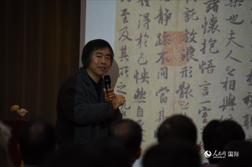 國(guó)家畫院王東聲教授介紹中國(guó)書法作品。人民網(wǎng)記者 殷淼攝