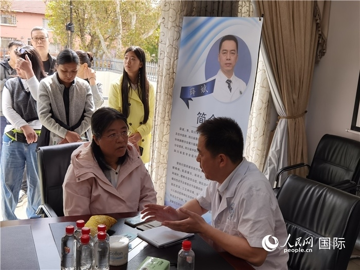 中醫(yī)專家為當(dāng)?shù)厝A僑華人提供中醫(yī)咨詢和診療服務(wù)。 （本報記者 楊謳 攝）