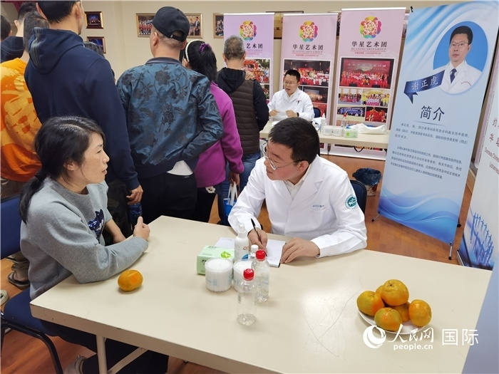 中醫(yī)專家為當(dāng)?shù)厝A僑華人提供中醫(yī)咨詢和診療服務(wù)。 （本報記者 楊謳 攝）