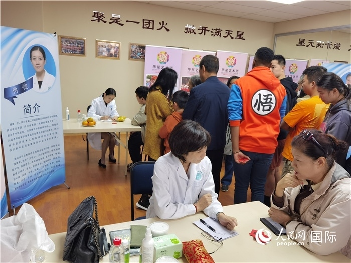 中醫(yī)專家為當(dāng)?shù)厝A僑華人提供中醫(yī)咨詢和診療服務(wù)。 （本報記者 楊謳 攝）