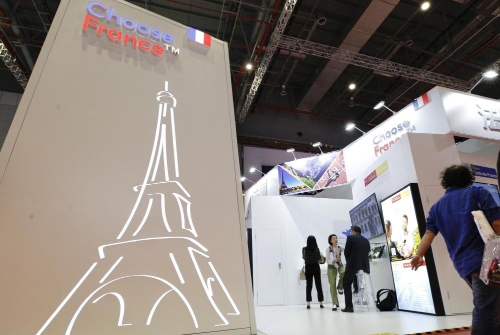 2019年11月5日，第二屆中國國際進口博覽會在上海國家會展中心開幕。這是參觀者走過法國國家館。新華社記者 張玉薇 攝