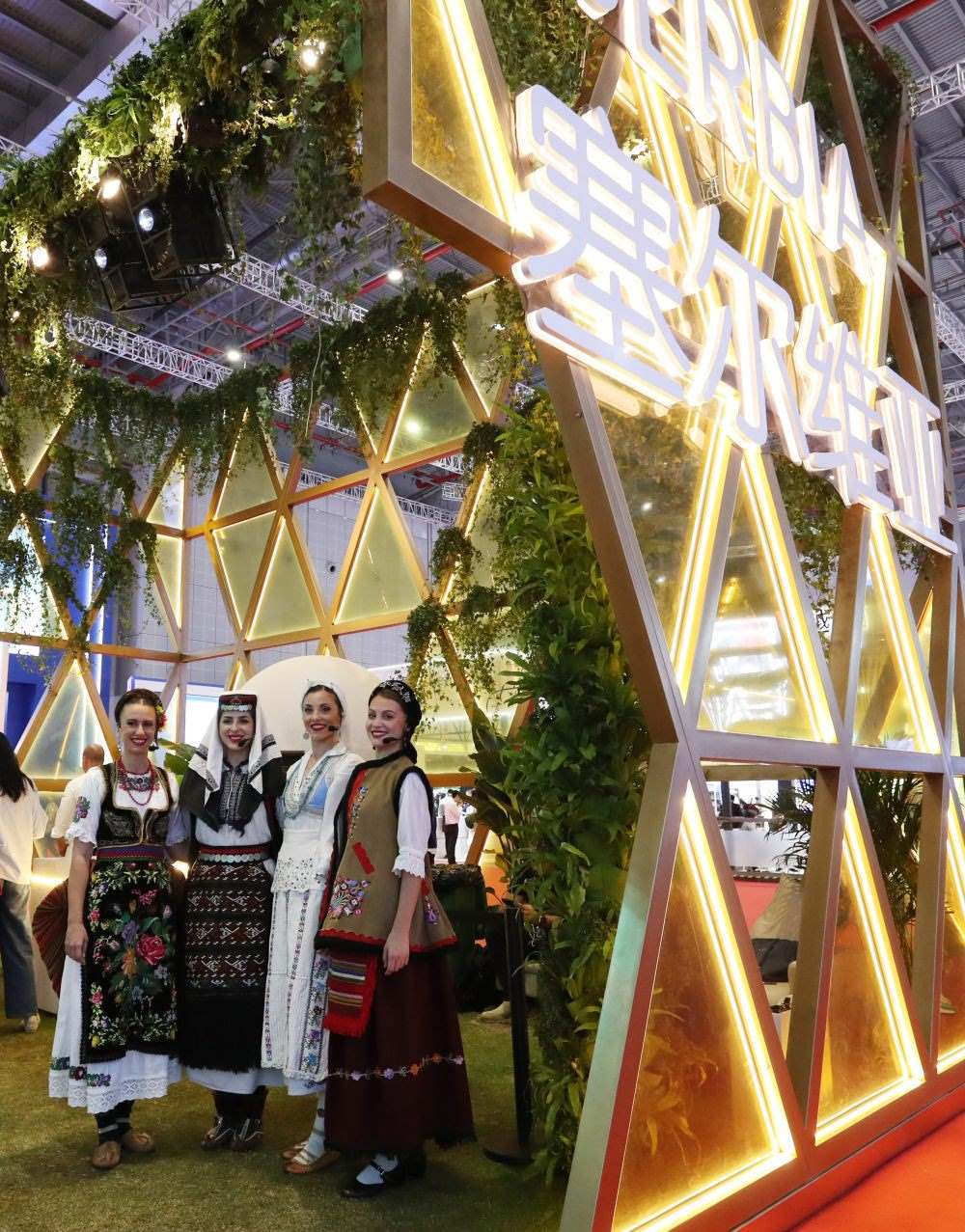 2023年11月6日，身著傳統(tǒng)服飾的演職人員在上海進博會國家展塞爾維亞展臺迎接參觀者。第六屆進博會國家展全面恢復(fù)線下舉辦，洪都拉斯、塞爾維亞、越南、南非、哈薩克斯坦作為本屆進博會主賓國在國家展亮相。新華社記者 方喆 攝