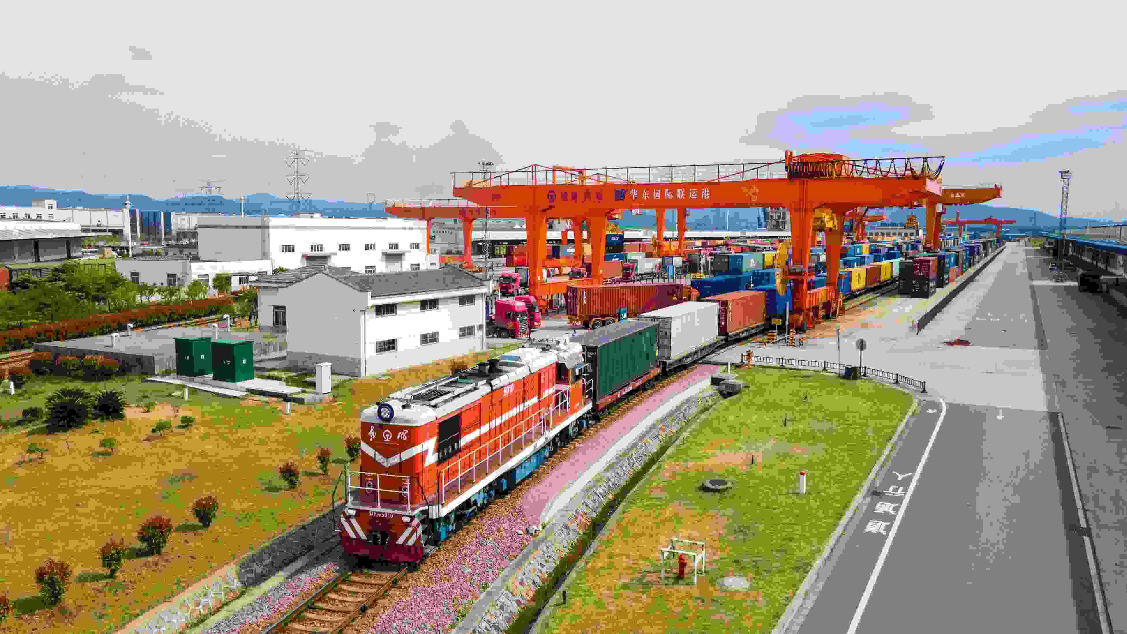 △2024年4月1日，浙江省金華華東國(guó)際聯(lián)運(yùn)港，一列中歐班列裝載110個(gè)標(biāo)箱日用百貨、電動(dòng)工具、機(jī)械裝備等貨物從鐵路金華南貨場(chǎng)啟程駛往匈牙利布達(dá)佩斯。