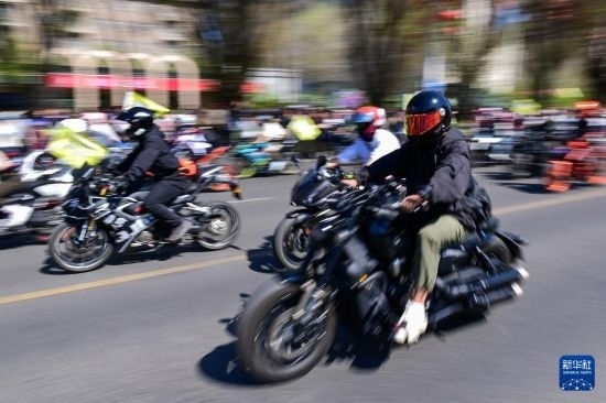 這是4月30日在新疆烏魯木齊市舉行的巡游活動上拍攝的摩托機(jī)車方陣。