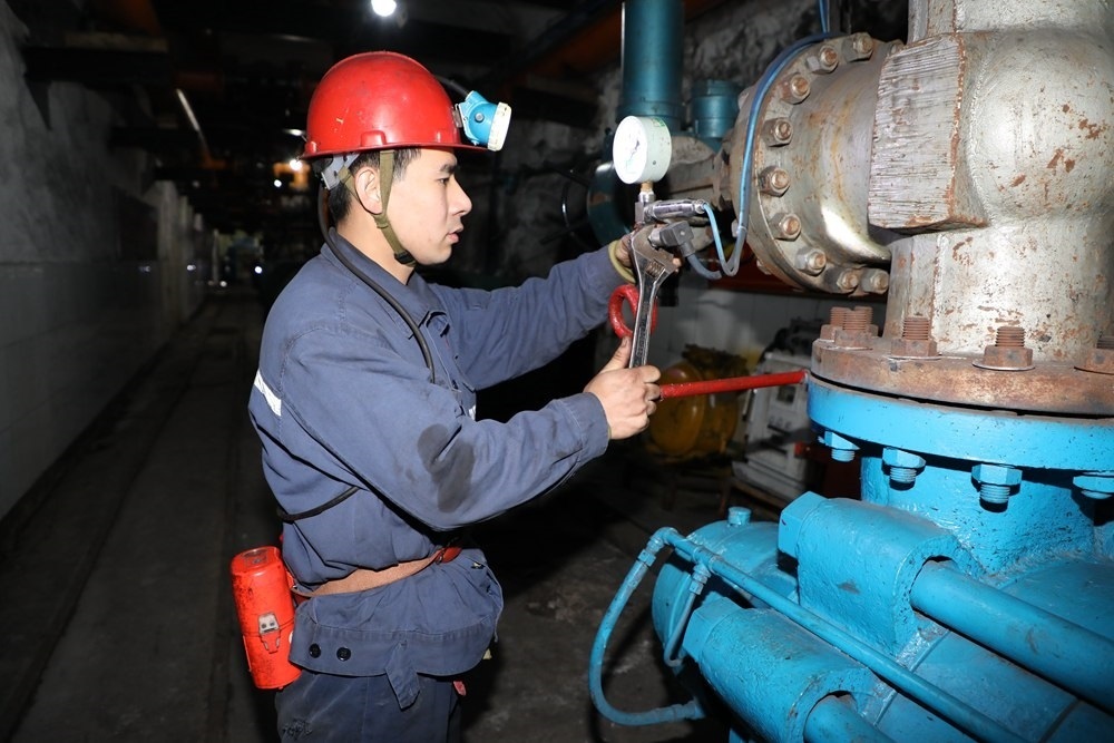 2024年4月30日，冀中能源峰峰集團(tuán)新屯礦機(jī)電區(qū)副區(qū)長顧博在井下泵房檢修水泵。新華社發(fā)
