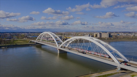 △2024年3月12日，一列火車運(yùn)行在匈塞鐵路塞爾維亞境內(nèi)貝諾段諾維薩德多瑙河大橋上。