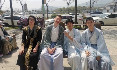 匈牙利學生與襄陽三十六中學生友好交流。