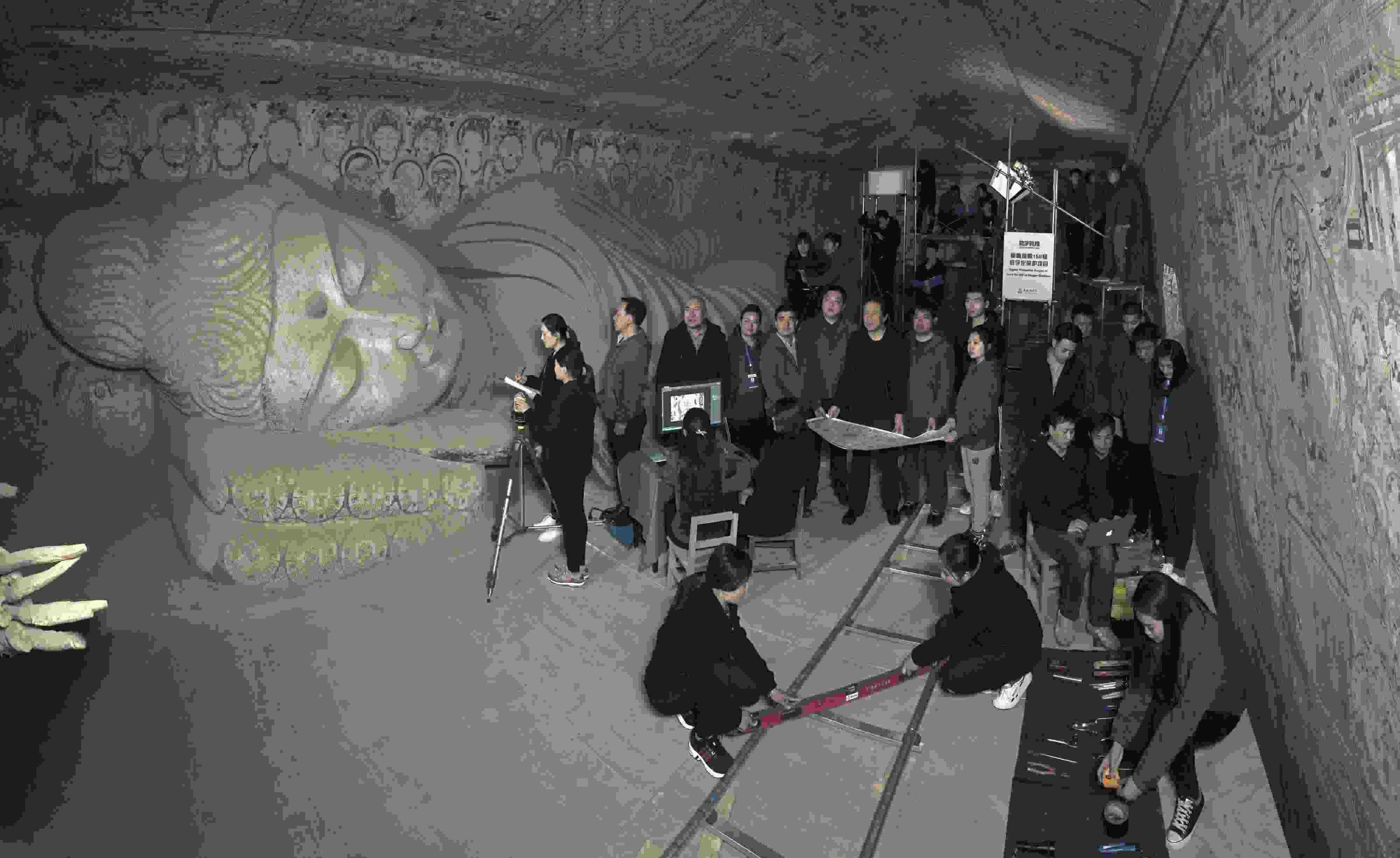 敦煌研究院文物數(shù)字化團(tuán)隊(duì)在莫高窟第158窟工作現(xiàn)場(chǎng)。敦煌研究院供圖