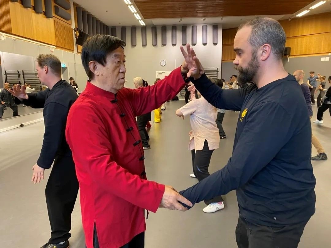 陳正雷老師親自示范指導(dǎo)。斯德哥爾摩中國文化中心供圖