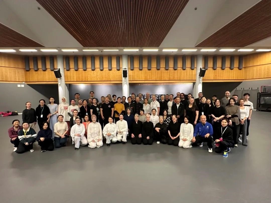 陳正雷老師與培訓(xùn)班全體學(xué)員合影留念。斯德哥爾摩中國文化中心供圖