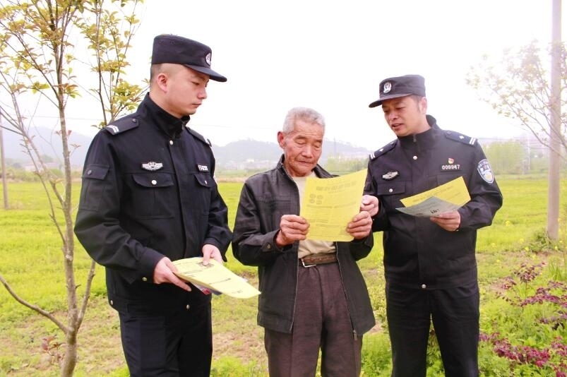 向村民宣傳反詐知識(shí)。