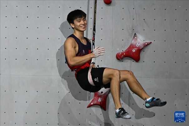 2024年4月13日，在江蘇吳江舉行的2024年國際攀聯(lián)攀巖世界杯（吳江站）男子速度決賽中，中國選手伍鵬獲得冠軍。圖為中國選手伍鵬在決賽后慶祝。新華社發(fā)（王須中攝）