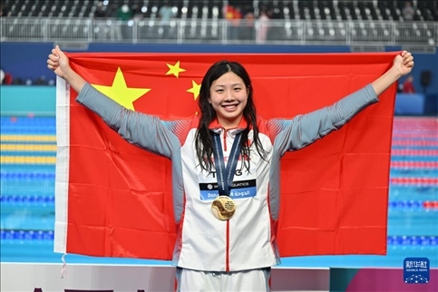 2024年2月13日，2024年世界游泳錦標賽游泳項目女子100米蛙泳決賽在卡塔爾多哈舉行。圖為冠軍中國選手唐錢婷在頒獎儀式后慶祝。新華社記者 薛宇舸 攝