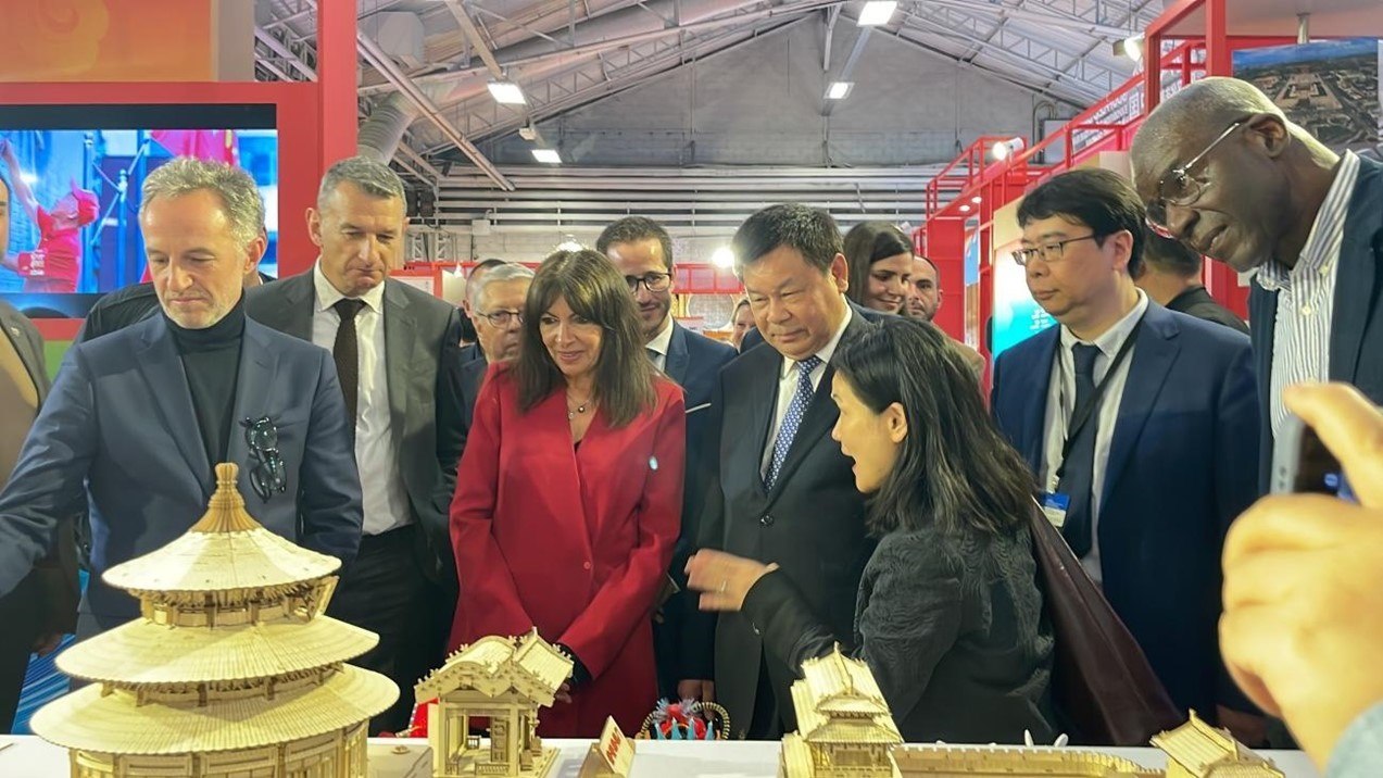 巴黎市市長安妮·伊達爾戈參觀展覽。主辦方供圖