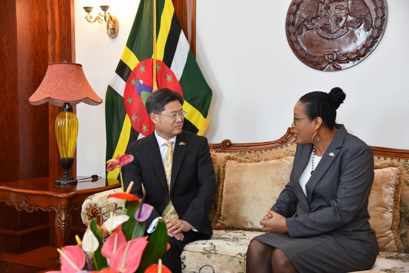 當(dāng)?shù)貢r(shí)間5月3日，中國新任駐多米尼克大使儲茂明（左）向多總統(tǒng)伯頓遞交國書。 中國駐多米尼克大使館供圖